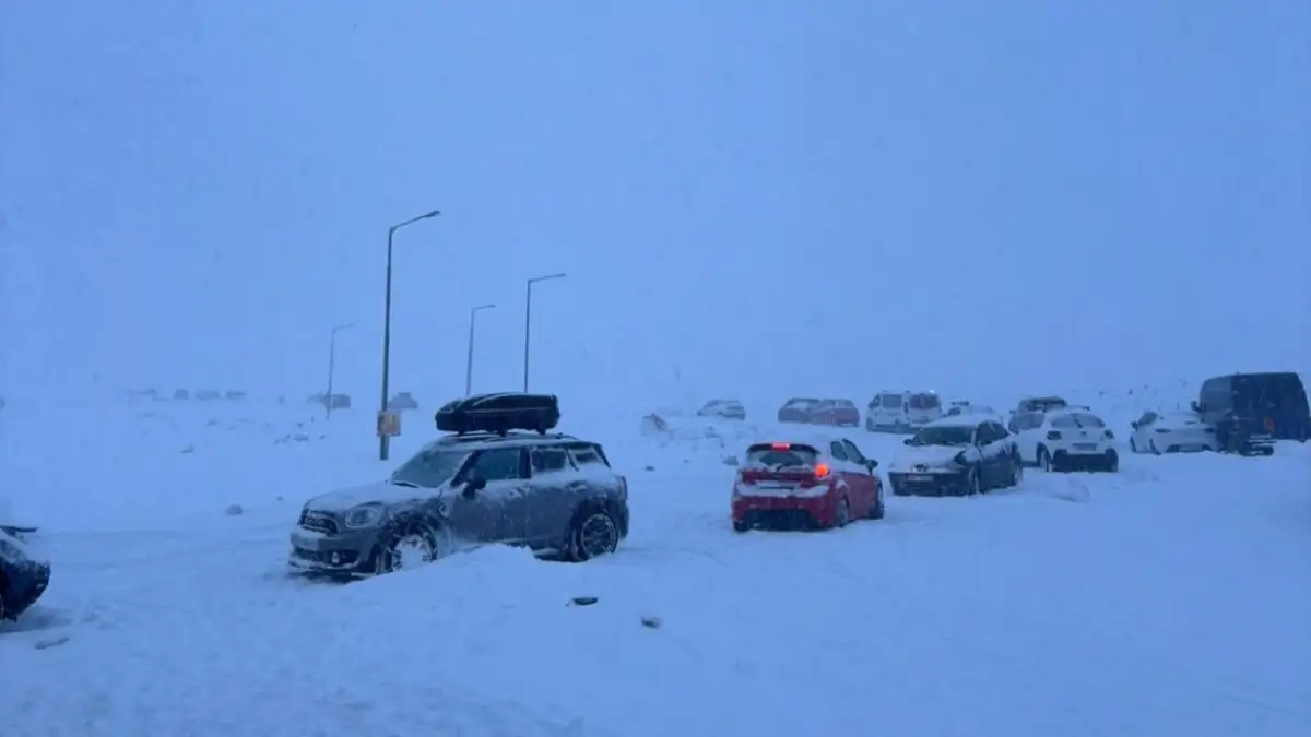 Δράμα: Πάνω από 100 άτομα έχουν εγκλωβιστεί στο χιονοδρομικό κέντρο Φαλακρού