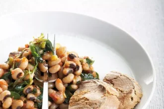 Μαυρομάτικα φασόλια με άγρια χόρτα