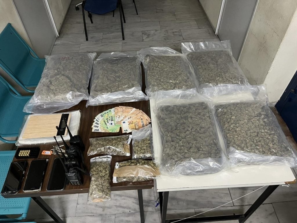 Δυτ. Ελλάδα: Συνελήφθη γνωστός επιχειρηματίας για διακίνηση χασίς - Είχε για «βιτρίνα» κατάστημα κλιματιστικών, τι υποστηρίζει ο ίδιος (ΦΩΤΟ)