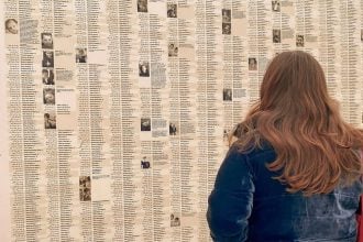 Η Νέα Υόρκη έχει πλέον το δικό της «Τείχος των Δακρύων» με τα ονόματα 18.457 παιδιών που σκοτώθηκαν στη Γάζα