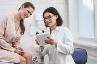 Κολονοσκόπηση: Γιατί γίνεται πιο δύσκολα στις γυναίκες, τι εξηγεί η επιστήμη