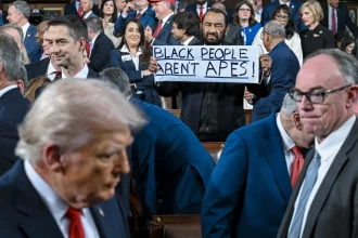 Κογκρέσο: Πέταξαν έξω βουλευτή των Δημοκρατικών που σήκωσε πλακάτ «οι μαύροι δεν είναι πίθηκοι» όταν μπήκε ο Τραμπ