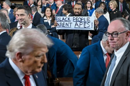 Κογκρέσο: Πέταξαν έξω βουλευτή των Δημοκρατικών που σήκωσε πλακάτ «οι μαύροι δεν είναι πίθηκοι» όταν μπήκε ο Τραμπ