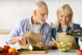 Νηστεία: Πότε «ρίχνει» τη χοληστερόλη και πότε παχαίνει