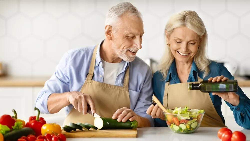 Νηστεία: Πότε «ρίχνει» τη χοληστερόλη και πότε παχαίνει