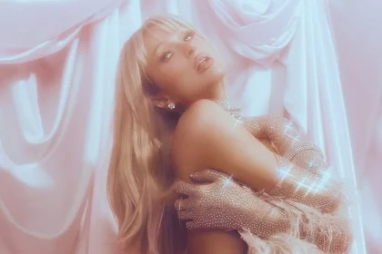 Πάρις Χίλτον: Ημίγυμνη για τα 45α γενέθλιά της, έκρυψε τα απαραίτητα με πούπουλα ΦΩΤΟ