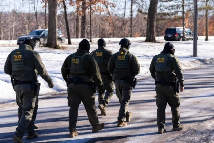 Σε διαθεσιμότητα δύο πράκτορες της ICE για ψευδείς καταθέσεις μετά από πυροβολισμό μετανάστη στη Μινεάπολη