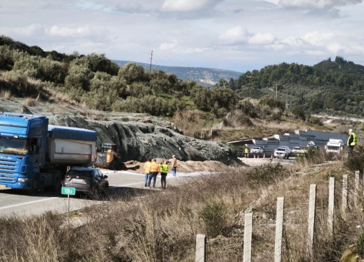 Ιόνια Οδός: Εικόνες από την κατολίσθηση – Κλειστό το τμήμα από Αμφιλοχία μέχρι Άρτα