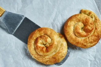 Σκοπελίτικη στριφτή τυρόπιτα