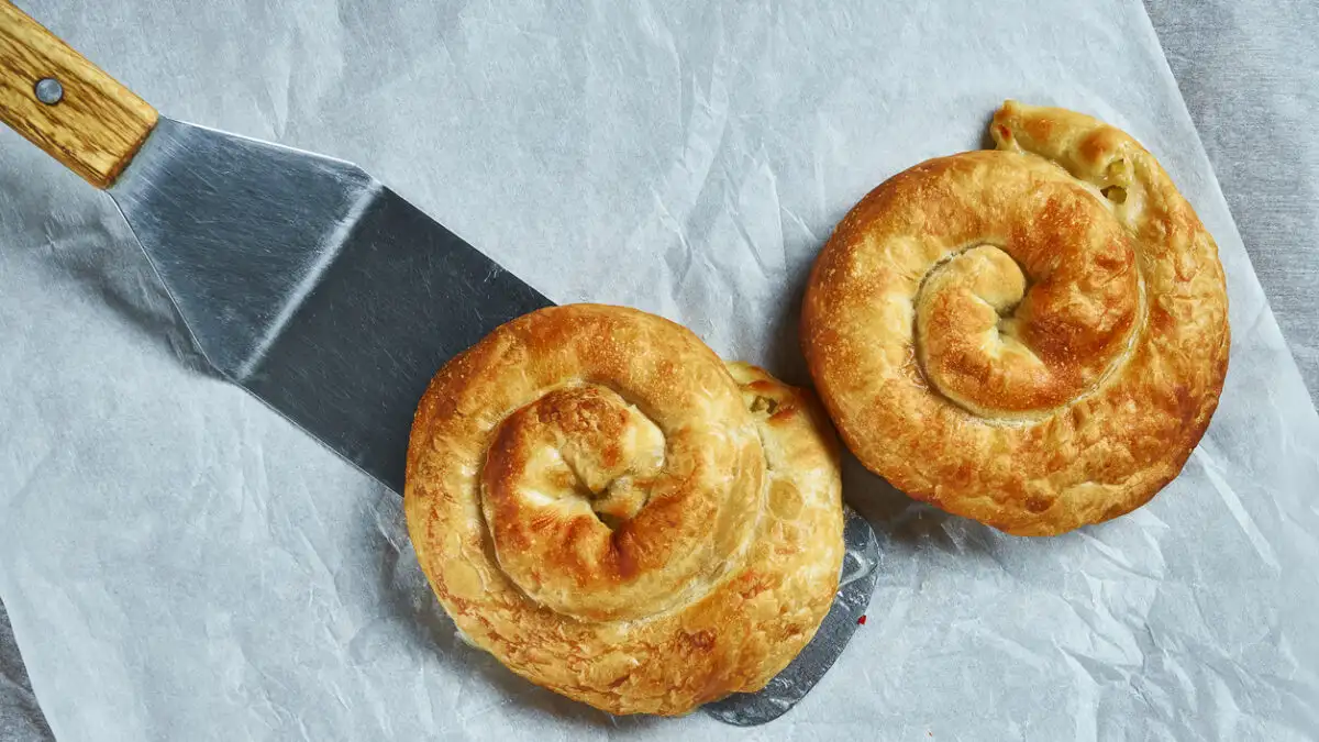 Σκοπελίτικη στριφτή τυρόπιτα