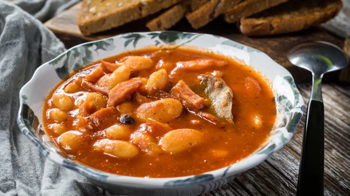 Σέρβικη φασολάδα με λουκάνικο και καπνιστό χοιρινό