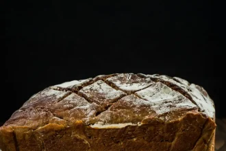 Ψωμί σίκαλης με καρύδια στη φόρμα