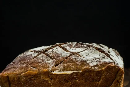 Ψωμί σίκαλης με καρύδια στη φόρμα