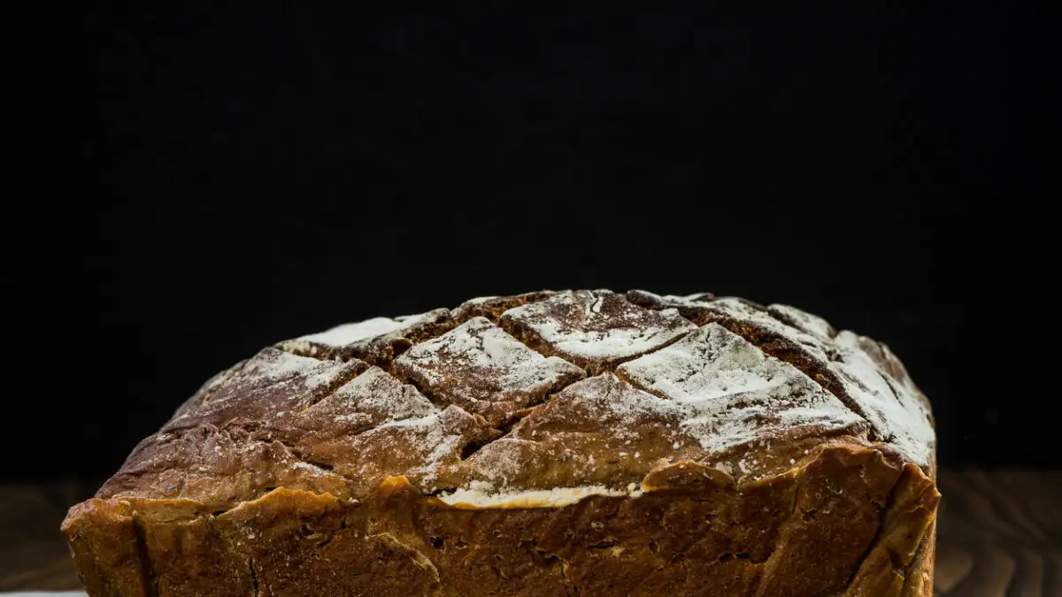 Ψωμί σίκαλης με καρύδια στη φόρμα