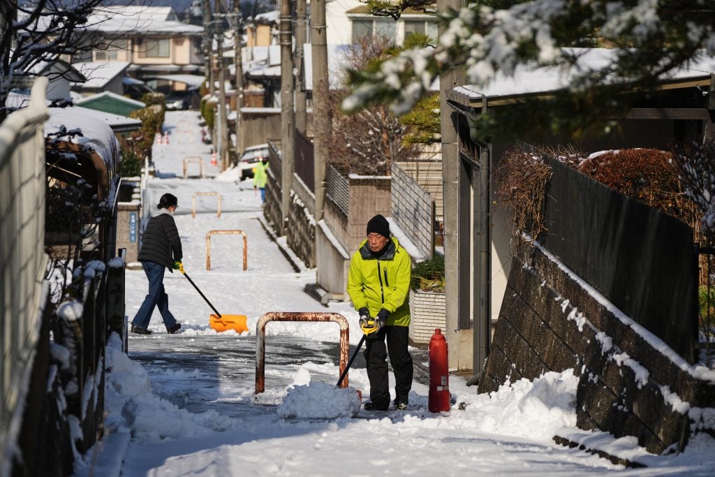 Φονικός χιονιάς στην Ιαπωνία – Τριάντα νεκροί από τις σφοδρές χιονοπτώσεις που συνεχίζονται για δεύτερη εβδομάδα