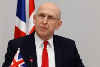 Ο Τζον Χίλι θέλει να γίνει ο πρώτος υπουργός Άμυνας της Βρετανίας που θα στείλει βρετανικά στρατεύματα στην Ουκρανία