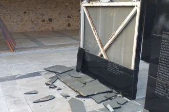 Βανδάλισαν το μνημείο των 200 εκτελεσθέντων στο σκοπευτήριο της Καισαριανής, μετά την αποκάλυψη των ιστορικών φωτογραφιών