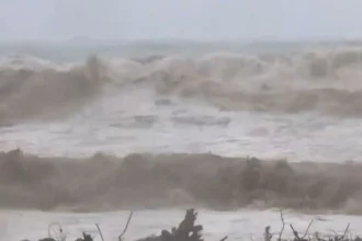 Κακοκαιρία: Η θάλασσα βγήκε στη στεριά στα παράλια της Λάρισας – Πλημμύρισαν δρόμοι και χωράφια