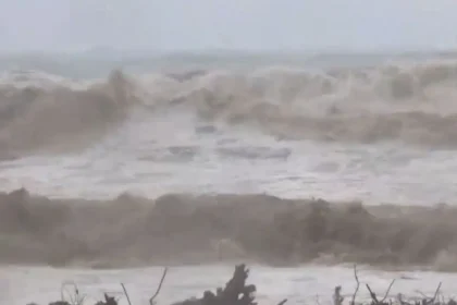 Κακοκαιρία: Η θάλασσα βγήκε στη στεριά στα παράλια της Λάρισας – Πλημμύρισαν δρόμοι και χωράφια