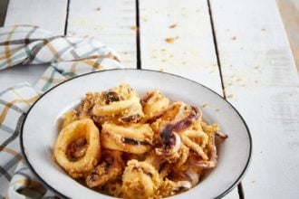 Καλαμαράκια τηγανητά με μπαχαράτο σιμιγδάλι