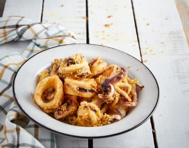 Καλαμαράκια τηγανητά με μπαχαράτο σιμιγδάλι