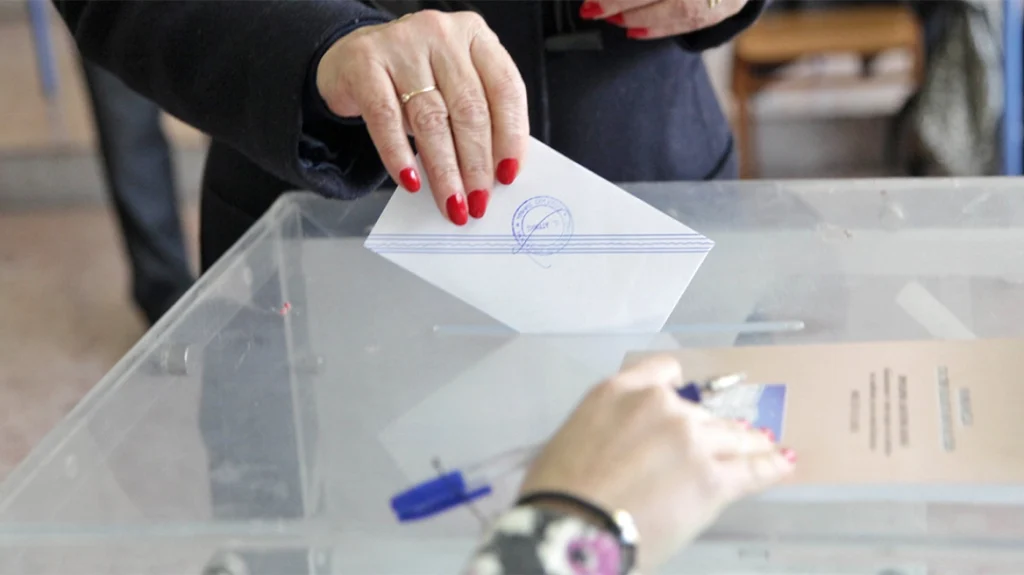 Metron Analysis: Στις 16,7 μονάδες το προβάδισμα της ΝΔ, μεγάλη αύξηση της «γκρίζας ζώνης», πτώση για Καρυστιανού, Τσίπρα