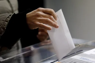 Δημοσκόπηση Alco: Στις 13 μονάδες η διαφορά της ΝΔ από το ΠΑΣΟΚ - Από που αντλούν ψήφους Καρυστιανού και Τσίπρας