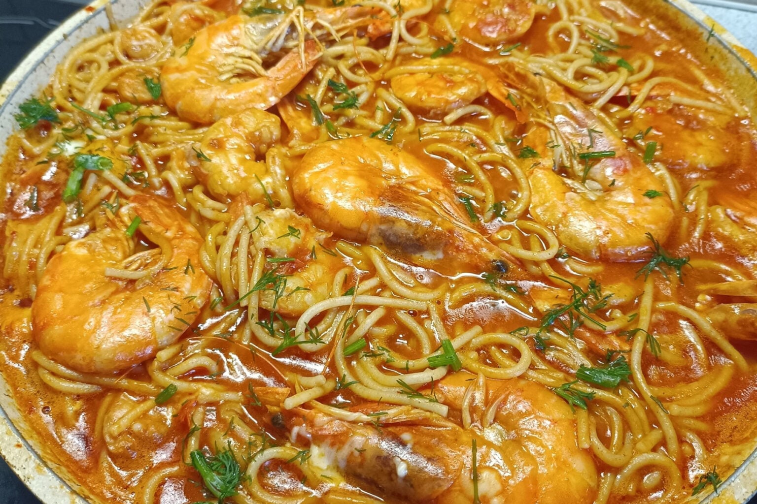 Γαριδομακαρονάδα με φρέσκες γαρίδες και μερικά ακόμη απλά υλικά