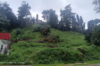 Το Κατάκολο εκπέμπει SOS: Ο βράχος 40 τόνων συνεχίζει να απειλεί σπίτια – Δεν έχουν τέλος οι κατολισθήσεις