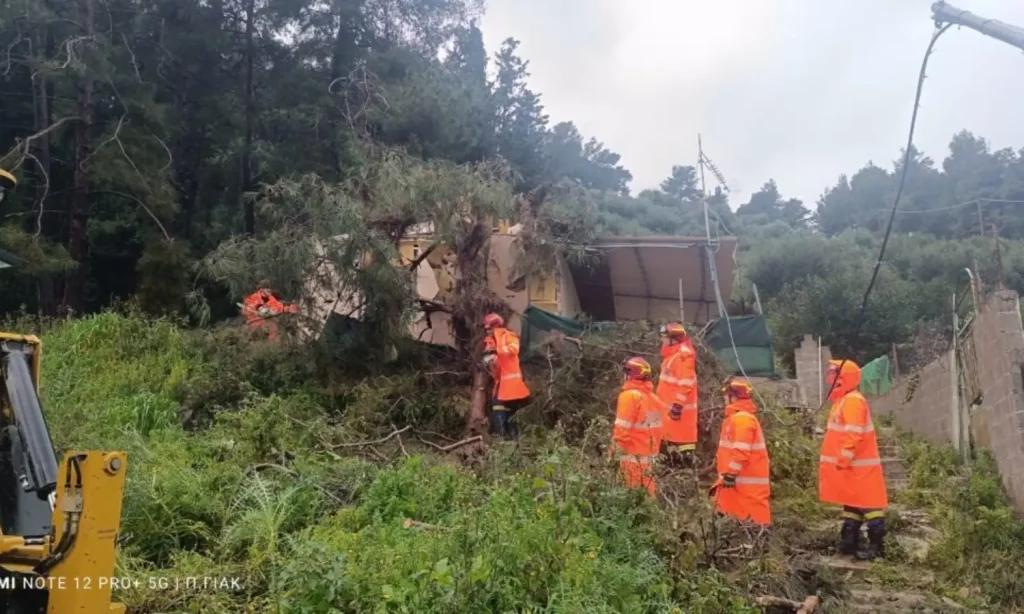 Το Κατάκολο εκπέμπει SOS: Ο βράχος 40 τόνων συνεχίζει να απειλεί σπίτια – Δεν έχουν τέλος οι κατολισθήσεις