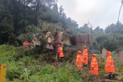 Το Κατάκολο εκπέμπει SOS: Ο βράχος 40 τόνων συνεχίζει να απειλεί σπίτια – Δεν έχουν τέλος οι κατολισθήσεις