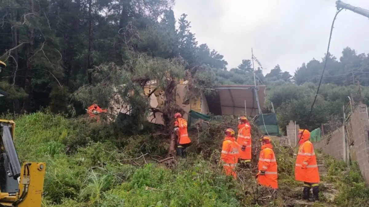 Το Κατάκολο εκπέμπει SOS: Ο βράχος 40 τόνων συνεχίζει να απειλεί σπίτια – Δεν έχουν τέλος οι κατολισθήσεις
