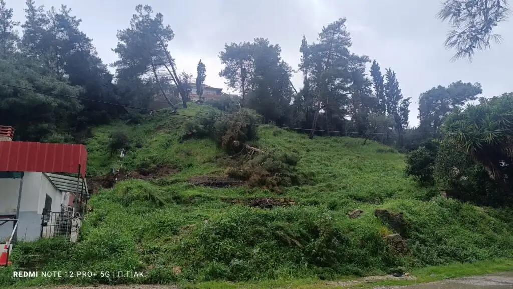 Το Κατάκολο εκπέμπει SOS: Ο βράχος 40 τόνων συνεχίζει να απειλεί σπίτια – Δεν έχουν τέλος οι κατολισθήσεις