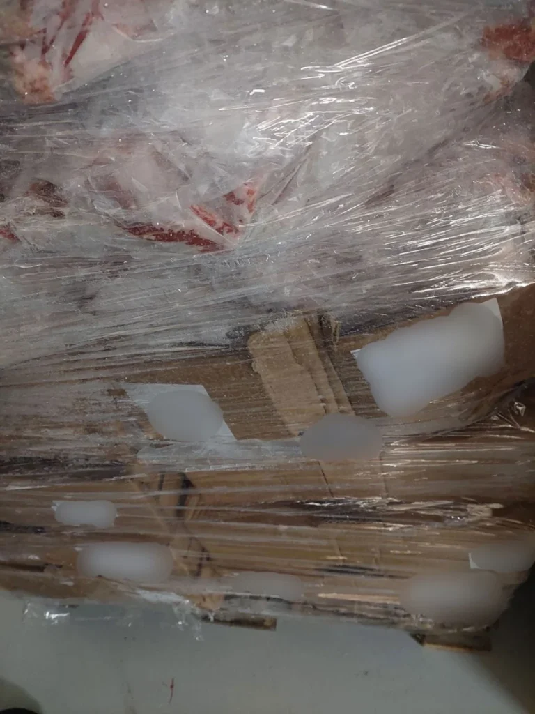 Κατασχέθηκαν 4,8 τόνοι σάπιου κρέατος στο Καπανδρίτι, λίγο πριν διατεθούν στην αγορά για την Τσικνοπέμπτη