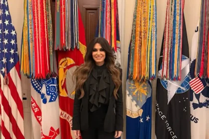 Η Κίμπερλι Γκιλφόιλ έγινε δεκτή από τον Ντόναλντ Τραμπ και τον ενημέρωσε για την πρόοδο στις σχέσεις με την Ελλάδα