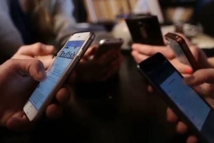 Μοιρασμένες οι απόψεις για το «ψηφιακό μπλόκο» στα μέσα κοινωνικής δικτύωσης των κάτω των 15