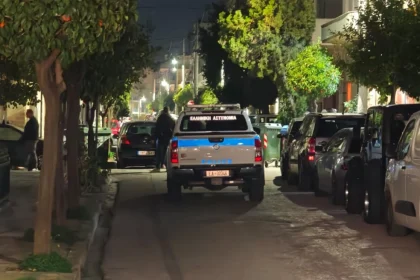 Πέταξαν χειροβομβίδα τα ξημερώματα - Ζημιές σε 6 αυτοκίνητα, έσπασαν τα τζάμια από το ωστικό κύμα