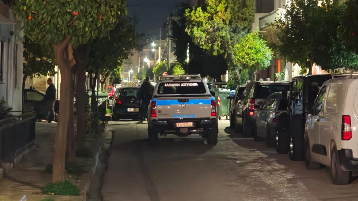 Πέταξαν χειροβομβίδα τα ξημερώματα - Ζημιές σε 6 αυτοκίνητα, έσπασαν τα τζάμια από το ωστικό κύμα