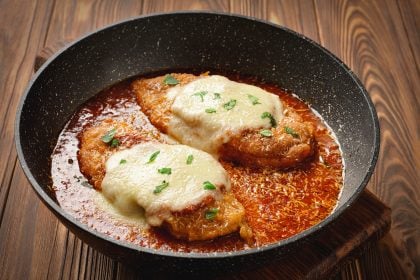 Κοτόπουλο με παρμεζάνα και baby πατάτες