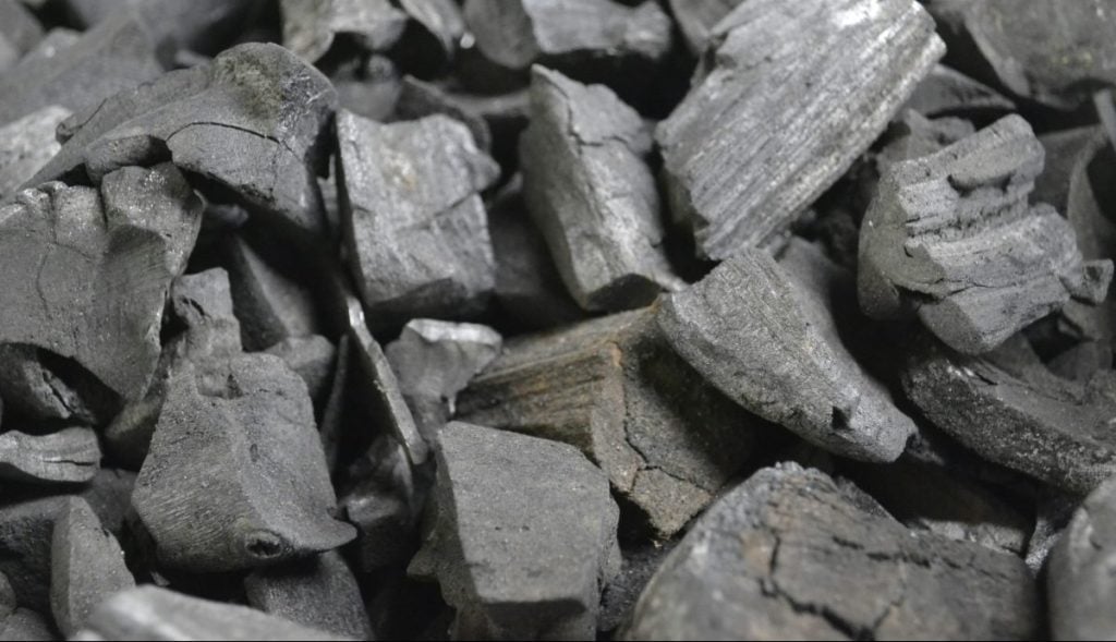 Μαλάουι: Οργάνωσαν ψεύτικη κηδεία για να μεταφέρουν ξυλοκάρβουνο λαθραία - Η απίστευτη κομπίνα με τη νεκροφόρα και το άδειο φέρετρο