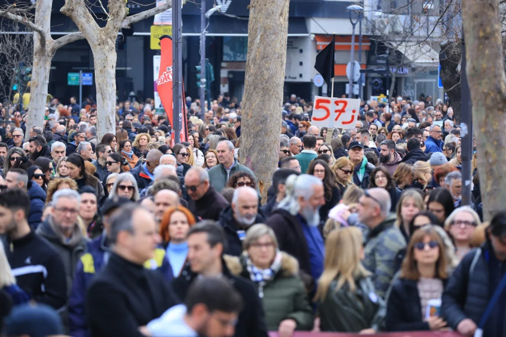 Λάρισα: Βροντερό «παρών» για τα τρία χρόνια από τα Τέμπη
