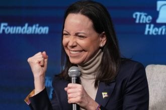 Παρά τη σύλληψη συνεργάτη της, η Ματσάδο επιμένει ότι θα επιστρέψει στη Βενεζουέλα