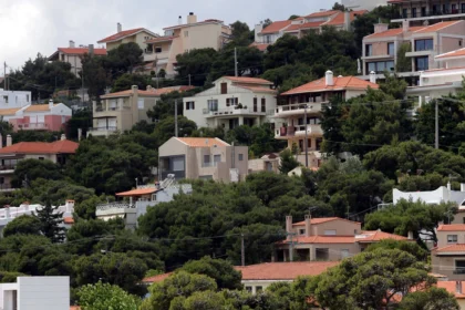 Το ΣτΕ παγώνει νέα τακτοποίηση-σκούπα για τα μεγάλα αυθαίρετα