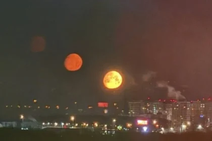 Τρία... φεγγάρια φώτισαν τον ουρανό της Μόσχας: Το σπάνιο φαινόμενο της παρασελήνης ΒΙΝΤΕΟ