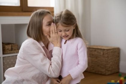 Τα παιδιά ακούν τα πάντα: Οι μικροί κατάσκοποι «στήνουν αυτί»