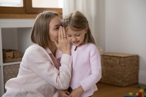 Τα παιδιά ακούν τα πάντα: Οι μικροί κατάσκοποι «στήνουν αυτί»
