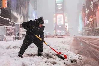 Σε κατάσταση έκτακτης ανάγκης η Νέα Υόρκη που «θάβεται» κάτω από το χιόνι - ΦΩΤΟ