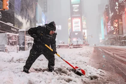 Σε κατάσταση έκτακτης ανάγκης η Νέα Υόρκη που «θάβεται» κάτω από το χιόνι - ΦΩΤΟ