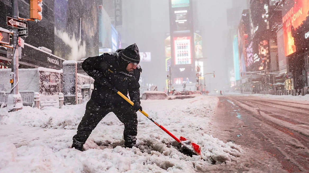 Σε κατάσταση έκτακτης ανάγκης η Νέα Υόρκη που «θάβεται» κάτω από το χιόνι - ΦΩΤΟ