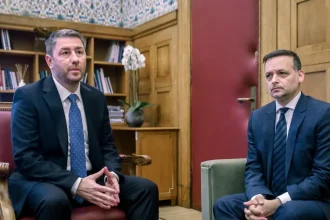 ΠΑΣΟΚ: Συνέδριο με «αγκάθια» – Η ρήτρα μη συνεργασίας με τη ΝΔ, το δημοψήφισμα και οι εσωκομματικές ισορροπίες